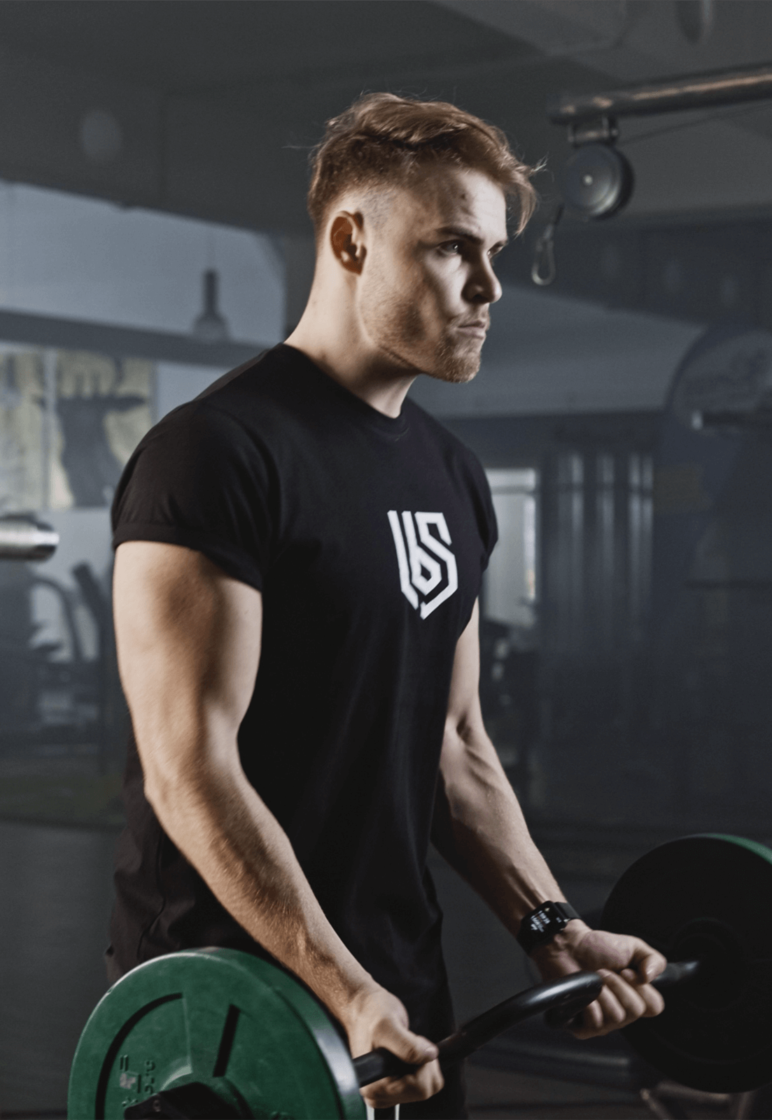 Björn Leber beim Fitnesstraining mit Gewichten